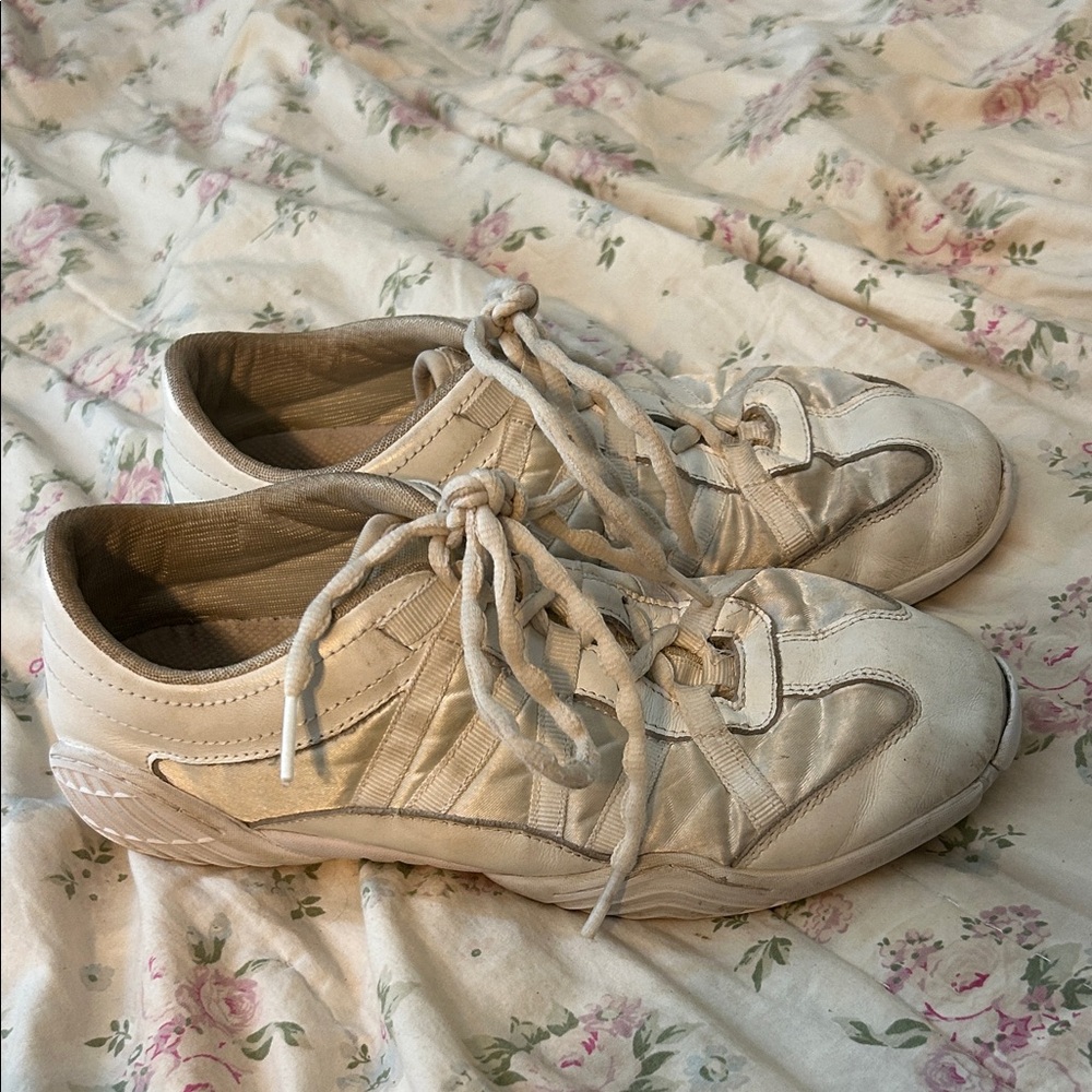 Cheer shoes